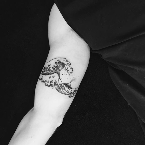60 Perfect Wave Tattoo Designs
